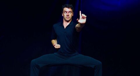 Virtuose seul en scène, « Au nom du Père, du Fils et de Jackie Chan » voit Matthias Fortune Droulers jouer sa propre psychothérapie. - Critique sortie Avignon / 2025 Avignon Avignon Off. Artéphile