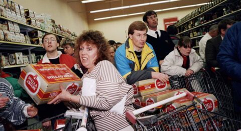 Audrey Bertrand met en scène l’hypermarché comme miroir social dans « Au Pays des Hypers ». - Critique sortie Avignon / 2025 Avignon Avignon Off. Théâtre du Train Bleu