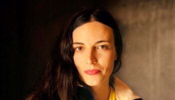 « Radio Live » d’Aurélie Charon et Amélie Bonnin revient en triptyque et fait, encore et toujours, dialoguer les jeunes gens engagés du monde entier. - Critique sortie Avignon / 2025 Avignon Festival d’Avignon. Théâtre Benoît XII