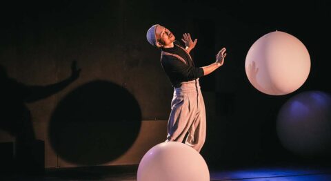 Shu Okuno compose un merveilleux haïku scénique avec « Blanc de Blanc ». - Critique sortie Avignon / 2025 Avignon Avignon Off. Théâtre Golovine