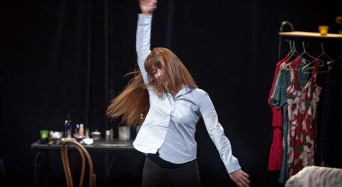 Avec « Celle qui » Romane Kræmer prend la parole pour toutes les femmes que le patriarcat a broyées. - Critique sortie Avignon / 2025 Avignon Avignon Off. Théâtre des Lila’s