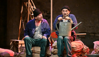 « Cendres sur les mains » de Laurent Gaudé, mis en scène par Alexandre Tchobanoff, soulève les enjeux liés aux victimes de guerre. - Critique sortie Avignon / 2025 Avignon Avignon Off. Théâtre du Girasole