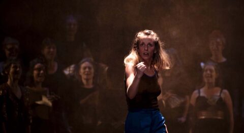 Nolwenn le Doth et un chœur de femmes contre l’inceste dans « Chevaleresses ». - Critique sortie Avignon / 2025 Avignon Avignon Off. Théâtre des Carmes-André Benedetto