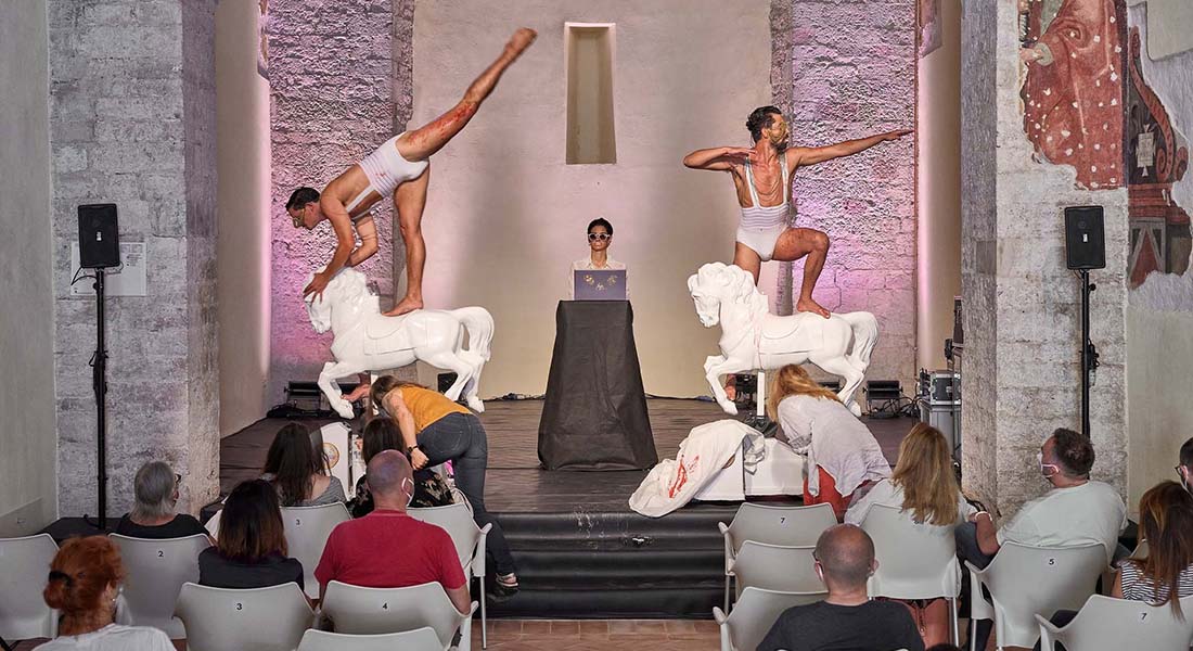 « Coin operated » : Jonas Lopes et Lander Patrick lancent le manège de la performance - Critique sortie Avignon / 2025 Avignon Festival d’Avignon. Mahabharata
