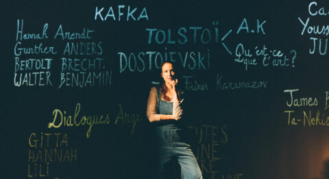 « Comment traverser les sombres temps » ? Audrey Vernon se pose la question et convoque Hannah Arendt en chanson. - Critique sortie Avignon / 2025 Avignon Avignon Off. Théâtre du balcon