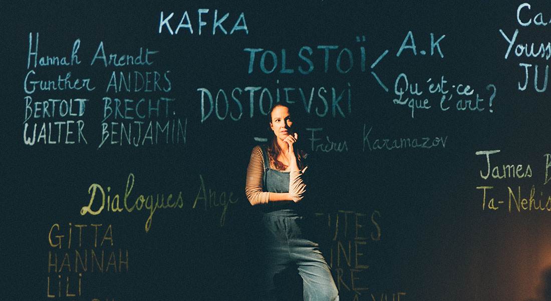 « Comment traverser les sombres temps » ? Audrey Vernon se pose la question et convoque Hannah Arendt en chanson. - Critique sortie Avignon / 2025 Avignon Avignon Off. Théâtre du balcon