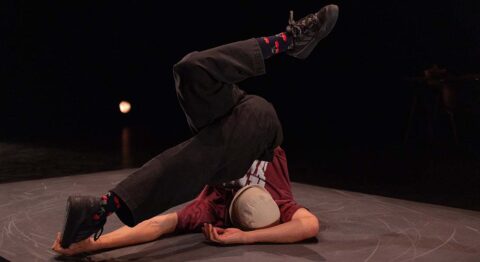 « Confliture » conjugue acrobatie, improvisation et poésie dans un solo percutant signé Gaétan Gali Schneider. - Critique sortie Avignon / 2025 Avignon Avignon Off. La Scierie