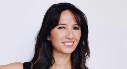 Andréa Brusque incarne seule les personnages de « Coriace », satire sociale et déclaration d’amour aux vieillissants, mise en scène Laurent Gutmann - Critique sortie Avignon / 2025 Avignon Avignon Off. Théâtre du Chêne Noir