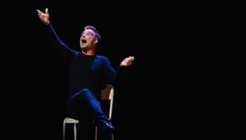 Nicolas Devort se glisse « Dans la peau de Cyrano » et conte l’épanouissement d’un petit garçon grâce au théâtre. - Critique sortie Avignon / 2025 Avignon Avignon Off. Théâtre des Corps Saints