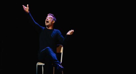 Nicolas Devort se glisse « Dans la peau de Cyrano » et conte l’épanouissement d’un petit garçon grâce au théâtre. - Critique sortie Avignon / 2025 Avignon Avignon Off. Théâtre des Corps Saints