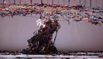 Quand Bruno Pradet explore l’enfermement mental à travers la danse dans « De loin si près ». - Critique sortie Avignon / 2025 Avignon Avignon Off. Les Hivernales CDCN