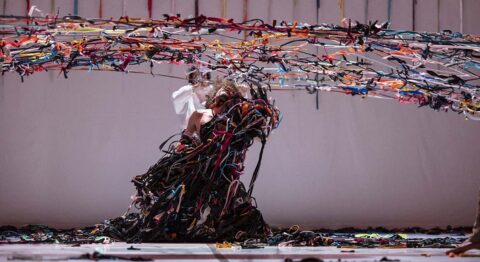 Quand Bruno Pradet explore l’enfermement mental à travers la danse dans « De loin si près ». - Critique sortie Avignon / 2025 Avignon Avignon Off. Les Hivernales CDCN