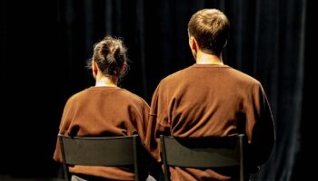 « Derrière », Claire Laureau et Nicolas Chaigneau font du raté matière à création. - Critique sortie Avignon / 2025 Avignon Avignon Off. Le 11. Avignon