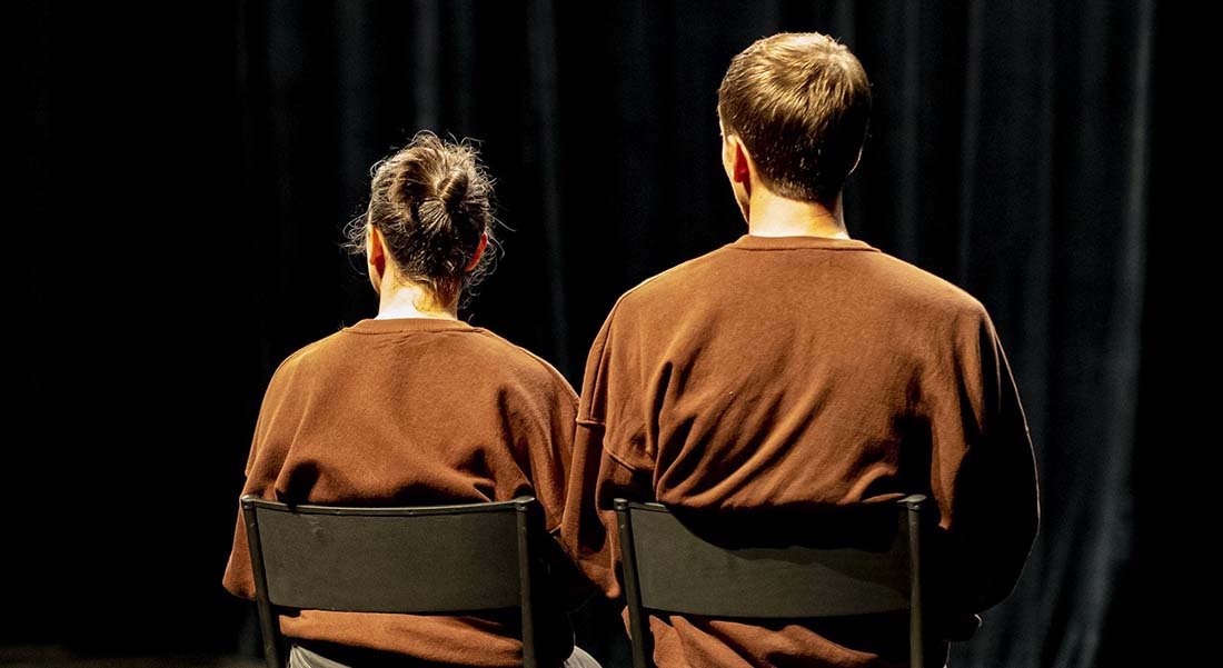 « Derrière », Claire Laureau et Nicolas Chaigneau font du raté matière à création. - Critique sortie Avignon / 2025 Avignon Avignon Off. Le 11. Avignon