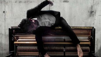 Solo pour piano et corps : à la rencontre « Des pieds et des mains » d’Hervé Maigret. - Critique sortie Avignon / 2025 Avignon Avignon Off. Théâtre du Train Bleu