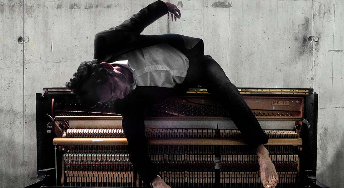 Solo pour piano et corps : à la rencontre « Des pieds et des mains » d’Hervé Maigret. - Critique sortie Avignon / 2025 Avignon Avignon Off. Théâtre du Train Bleu