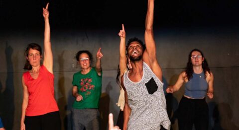 « Des danses et des luttes », Bouziane Bouteldja nous convie à une conférence-dansée. - Critique sortie Avignon / 2025 Avignon Avignon Off. La Scierie