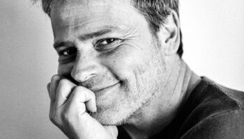 Enregistré en public et en direct par Frédéric de Goldfiem « Dissonances » interroge la figure de Jeanne D’arc. - Critique sortie Avignon / 2025 Avignon Avignon Off. Théâtre des Carmes-André Benedetto
