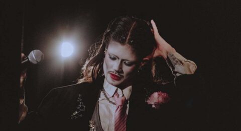 Charlie d’Emilio est le premier drag-king à fouler les planches d’un théâtre avec « Échos » - Critique sortie Avignon / 2025 Avignon Avignon Off. Théâtre des Lila’s