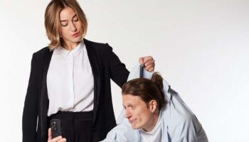 Dirigé par Joséphine Berry et Andréa Catozzi, « Ego sapiens » mêle humour et cirque sur notre addiction aux smartphones. - Critique sortie Avignon / 2025 Avignon Avignon Off. Théâtre du Chêne Noir