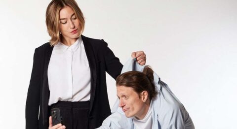 Dirigé par Joséphine Berry et Andréa Catozzi, « Ego sapiens » mêle humour et cirque sur notre addiction aux smartphones. - Critique sortie Avignon / 2025 Avignon Avignon Off. Théâtre du Chêne Noir