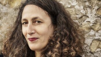 Élise Vigier éprouve le corps et sa fragilité dans « Nageuse de l’extrême – Portrait d’une jeune femme givrée », - Critique sortie Avignon / 2025 Avignon Avignon Off. Théâtre du Train Bleu