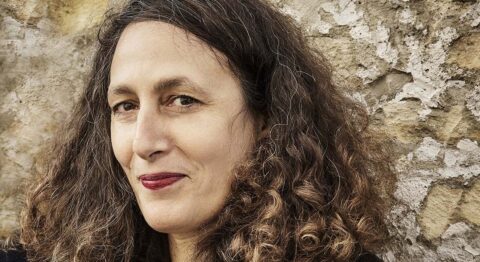 Élise Vigier éprouve le corps et sa fragilité dans « Nageuse de l’extrême – Portrait d’une jeune femme givrée », - Critique sortie Avignon / 2025 Avignon Avignon Off. Théâtre du Train Bleu