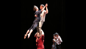 Un bal est détourné par des circassiens dans « En attendant le grand soir » de la Cie Le Grand Supplice. - Critique sortie Avignon / 2025 Villeneuve lez Avignon Avignon Off. Festival Villeneuve en Scène