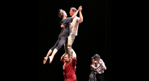 Un bal est détourné par des circassiens dans « En attendant le grand soir » de la Cie Le Grand Supplice. - Critique sortie Avignon / 2025 Villeneuve lez Avignon Avignon Off. Festival Villeneuve en Scène