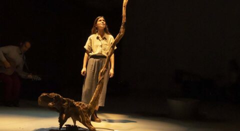 Fabio Godinho présente « En quête », un chœur de voix sur les migrations et l’humanité. - Critique sortie Avignon / 2025 Avignon Avignon off. Théâtre Transversal