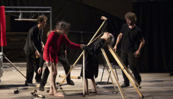 Camille Boitel et Sève Bernard  proposent « » : désordre et déconstruction d’un monde où rien ne va - Critique sortie Cirque Montpellier Agora Cité internationale de la danse