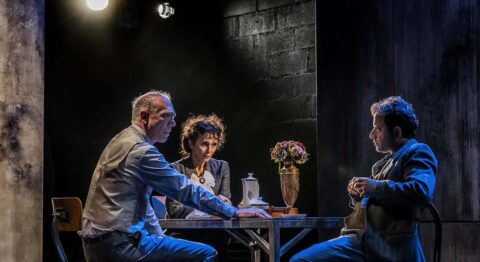 Elisabeth Bouchaud et Marie Steen exhument la figure oubliée de Lise Meitner, mère de la fission, dans « Exil intérieur ». - Critique sortie Avignon / 2025 Avignon Avignon Off. Avignon-Reine Blanche