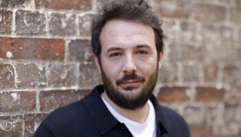 Comment les parents construisent leurs enfants ? Fabio Marra réfléchit sur ce thème avec « La couleur des souvenirs ». - Critique sortie Avignon / 2025 Avignon Avignon Off. Théâtre du balcon