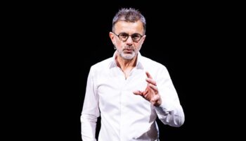 Frédéric Ferrer retourne « Le problème lapin » dans tous les sens pour penser l’écologie avec absurde et (ou ?) sérieux. - Critique sortie Avignon / 2025 Avignon Avignon Off. Théâtre des Halles