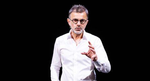 Frédéric Ferrer retourne « Le problème lapin » dans tous les sens pour penser l’écologie avec absurde et (ou ?) sérieux. - Critique sortie Avignon / 2025 Avignon Avignon Off. Théâtre des Halles