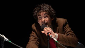La « Génération Mitterrand », ses espoirs et ses désillusions, Léo Cohen-Paperman dresse un portrait sensible du peuple de gauche. - Critique sortie Avignon / 2025 Avignon Avignon Off. Théâtre du Train Bleu