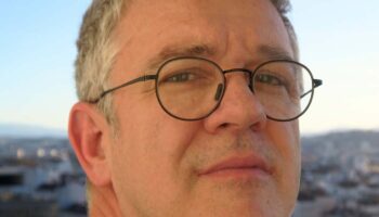 Gwenaël Morin s’empare des « Perses » d’Eschyle pour en finir avec notre impuissance face à la guerre. - Critique sortie Avignon / 2025 Avignon Festival d’Avignon. Jardin de la rue de Mons