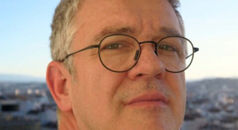 Gwenaël Morin s’empare des « Perses » d’Eschyle pour en finir avec notre impuissance face à la guerre. - Critique sortie Avignon / 2025 Avignon Festival d’Avignon. Jardin de la rue de Mons