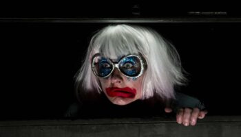 Hélène Vieilletoile, alias le clown Moumoute, propose d’entrer dans son « Kabinet » pour une psychanalyse collective décapante. - Critique sortie Avignon / 2025 Avignon Avignon Off. La Factory