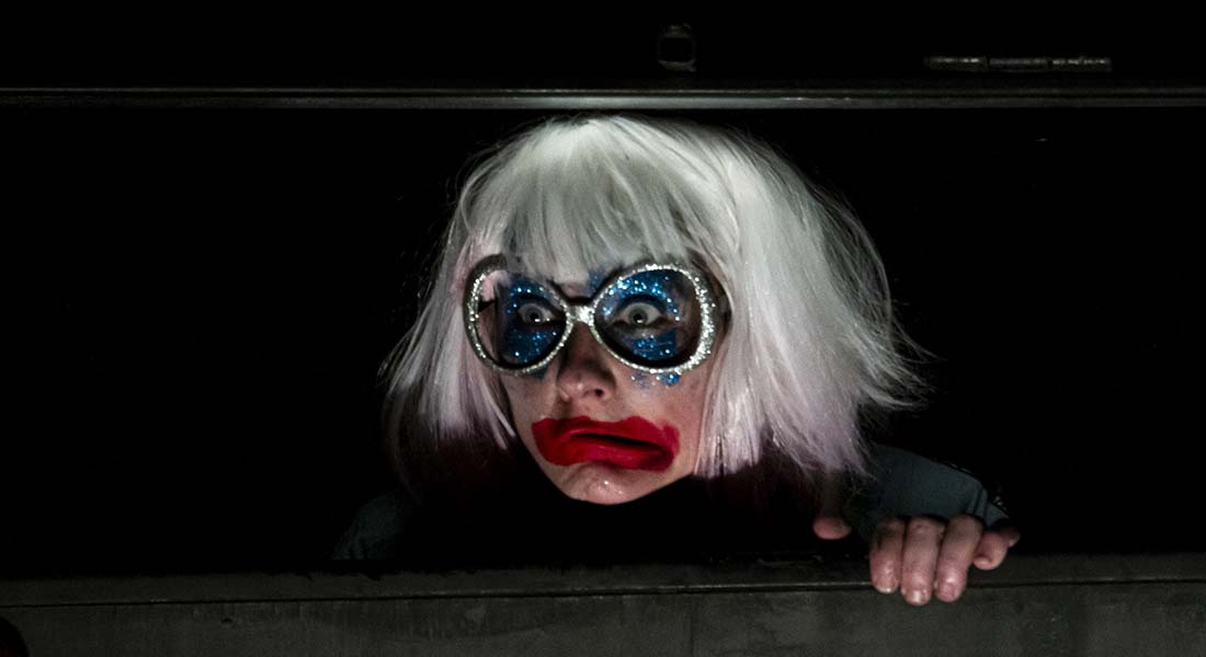 Hélène Vieilletoile, alias le clown Moumoute, propose d’entrer dans son « Kabinet » pour une psychanalyse collective décapante. - Critique sortie Avignon / 2025 Avignon Avignon Off. La Factory