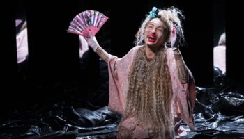 Avec « Il n’y a pas de Ajar », Delphine Horvilleur et Johanna Nizard créent une entourloupe littéraire hilarante. - Critique sortie Avignon / 2025 Avignon Avignon Off. Le 11. Avignon