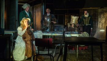 « Item » du regretté François Tanguy dessine des trajectoires instables, loufoques et poétiques. - Critique sortie Avignon / 2025 Avignon Festival d'Avignon. Gymnase du lycée Mistral.