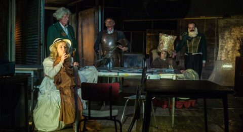 « Item » du regretté François Tanguy dessine des trajectoires instables, loufoques et poétiques. - Critique sortie Avignon / 2025 Avignon Festival d'Avignon. Gymnase du lycée Mistral.