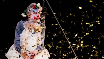 « Jamais » : Matthieu Poulet, Peter Pan et la peur de vieillir dans un solo corrosif et hybride. - Critique sortie Avignon / 2025 Avignon Avignon Off. La Factory – Salle Tomasi