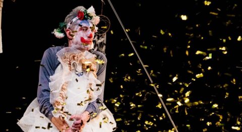 « Jamais » : Matthieu Poulet, Peter Pan et la peur de vieillir dans un solo corrosif et hybride. - Critique sortie Avignon / 2025 Avignon Avignon Off. La Factory – Salle Tomasi