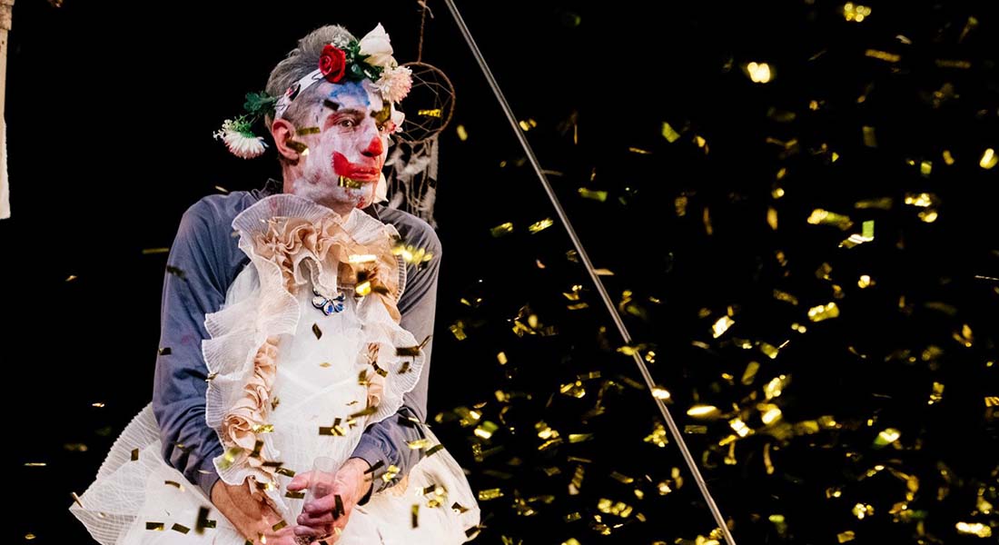 « Jamais » : Matthieu Poulet, Peter Pan et la peur de vieillir dans un solo corrosif et hybride. - Critique sortie Avignon / 2025 Avignon Avignon Off. La Factory – Salle Tomasi
