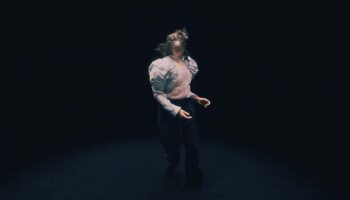 L’enfance et l’odeur du jasmin au cœur du solo de Johanna Lévy - Critique sortie Avignon / 2025 Avignon Avignon Off. La Scierie