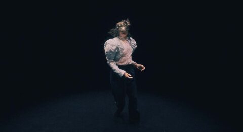 L’enfance et l’odeur du jasmin au cœur du solo de Johanna Lévy - Critique sortie Avignon / 2025 Avignon Avignon Off. La Scierie