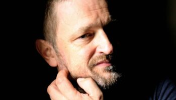 Roland Vouilloz joue un homme seul, impudique et intense, dans  « Le Bizarre » de Fabrice Melquiot mis en scène par Jean-Yves Ruf. - Critique sortie Avignon / 2025 Avignon Avignon Off. Présence Pasteur