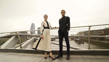 Avec « The Great Chevalier », la danse se fait burlesque et brillamment absurde sous la direction de Simone Mousset. - Critique sortie Avignon / 2025 Avignon Avignon Off. Le Train Bleu